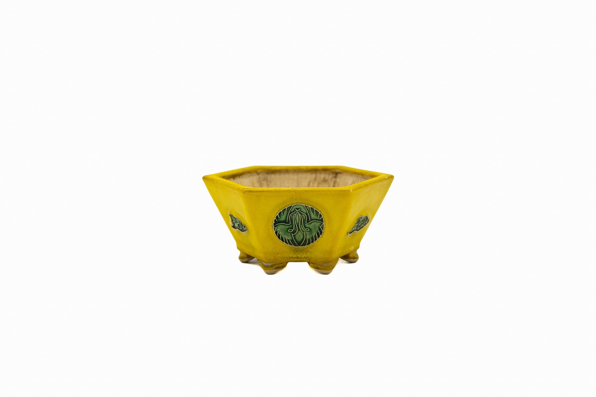 Petit pot hexagonal pour bonsaï – Glaçure jaune, Médaillon vintage Petit pot hexagonal pour bonsaï – Glaçure jaune, Médaillon vintage